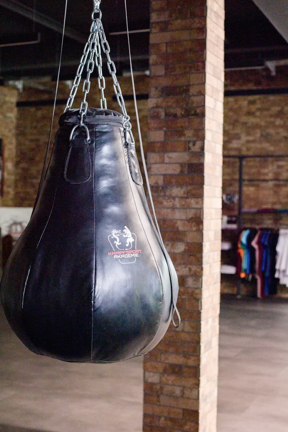 Boxsack mit Kampfsportakademie-Logo