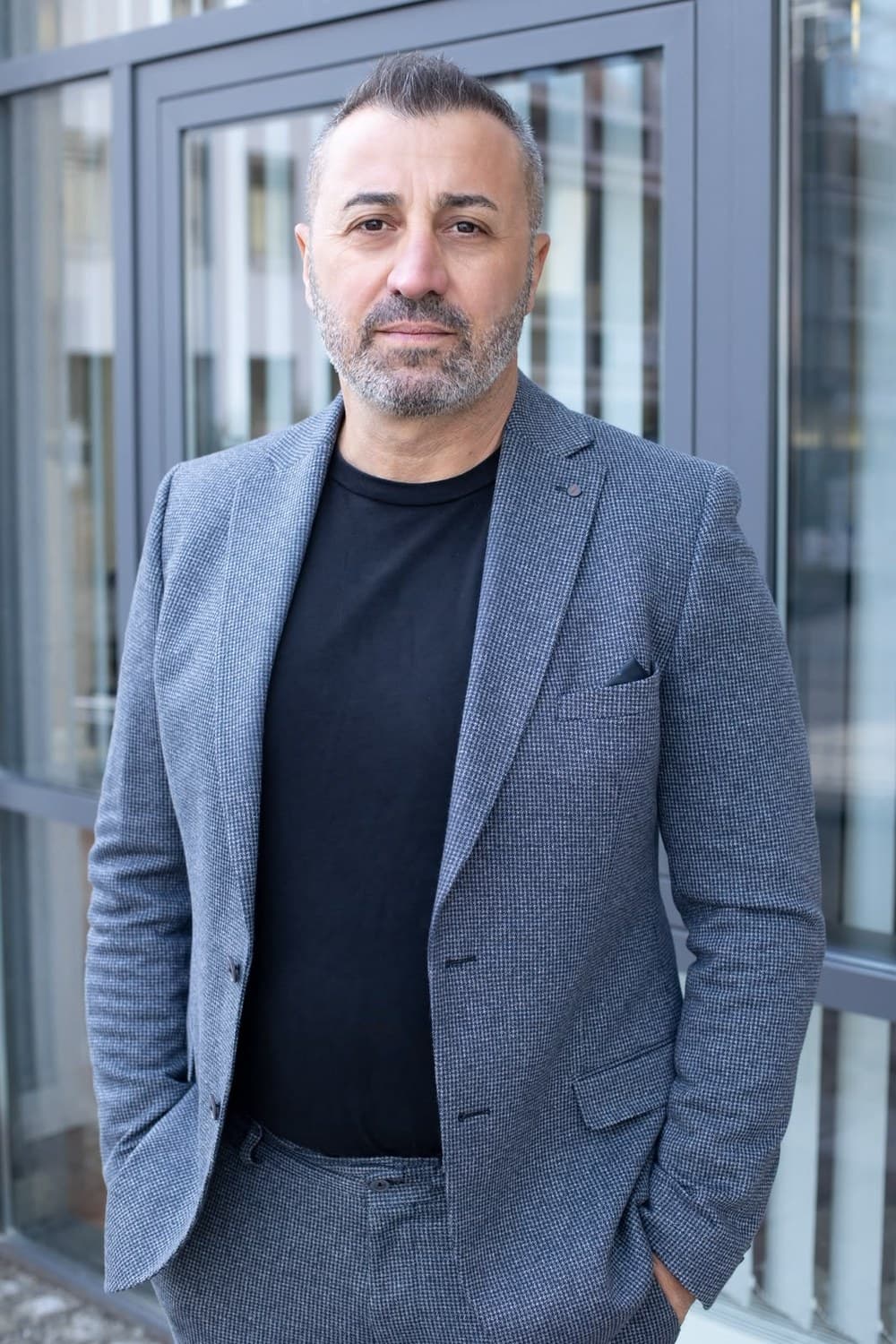 Ertekin Arslan vor der Firmenzentrale
