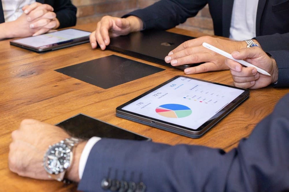 Besprechung am Tisch, Strategie auf dem iPad